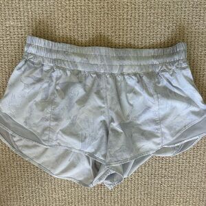 Lululemon 2” hotty hot II shorts size 8 gray/white pattern